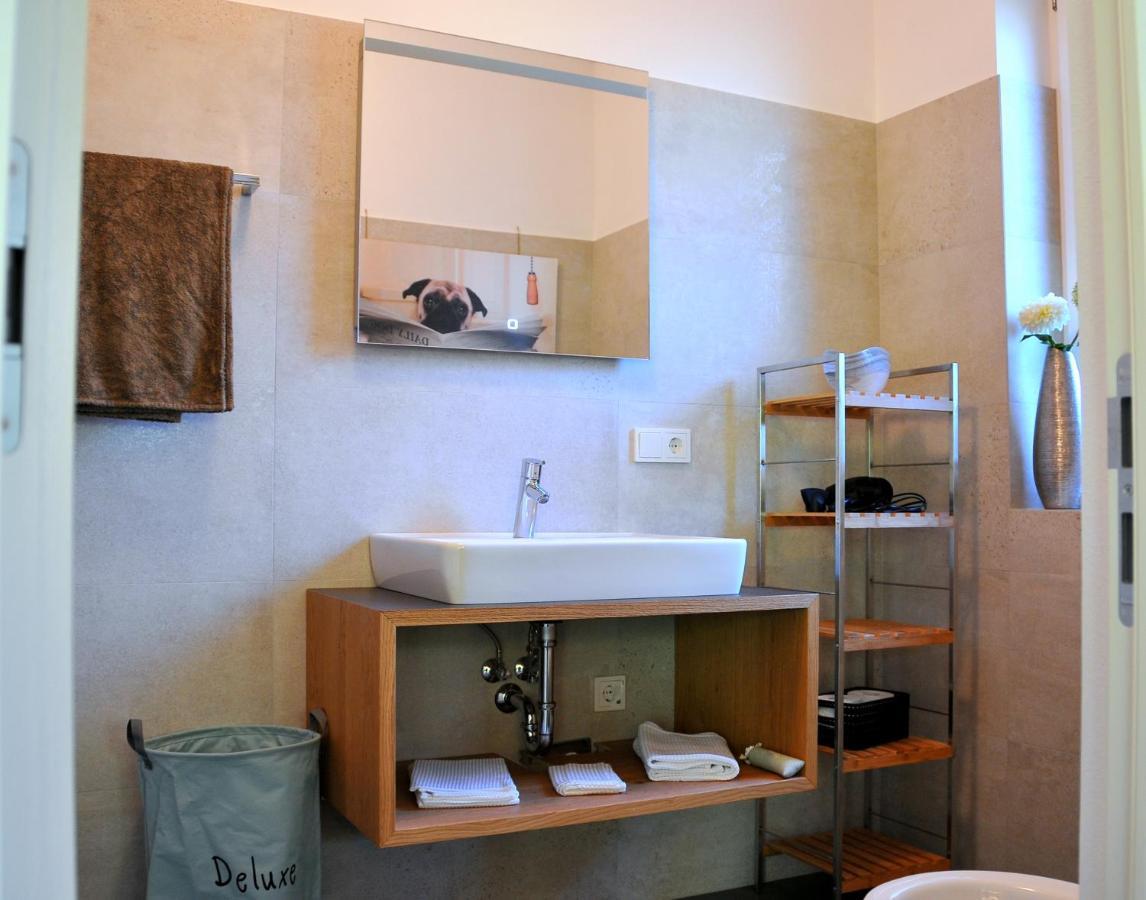 Ruhige Ferienwohnung Mit Garten Und Garage In Privatvilla 말렝고 외부 사진