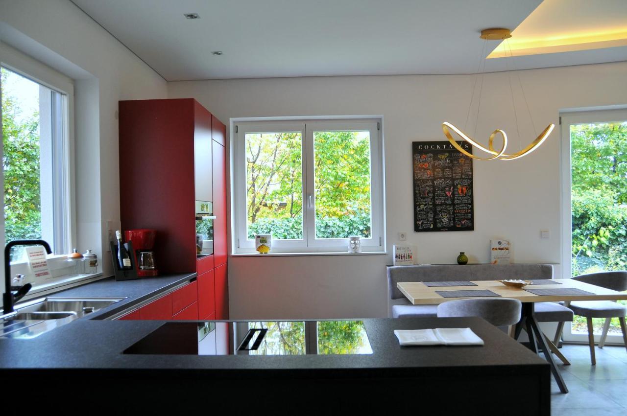 Ruhige Ferienwohnung Mit Garten Und Garage In Privatvilla 말렝고 외부 사진