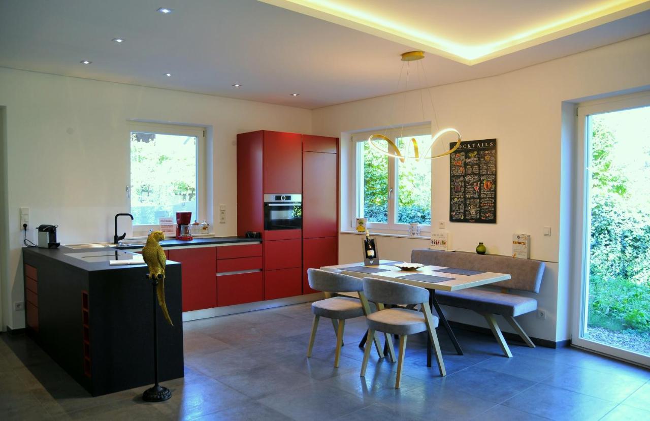 Ruhige Ferienwohnung Mit Garten Und Garage In Privatvilla 말렝고 외부 사진