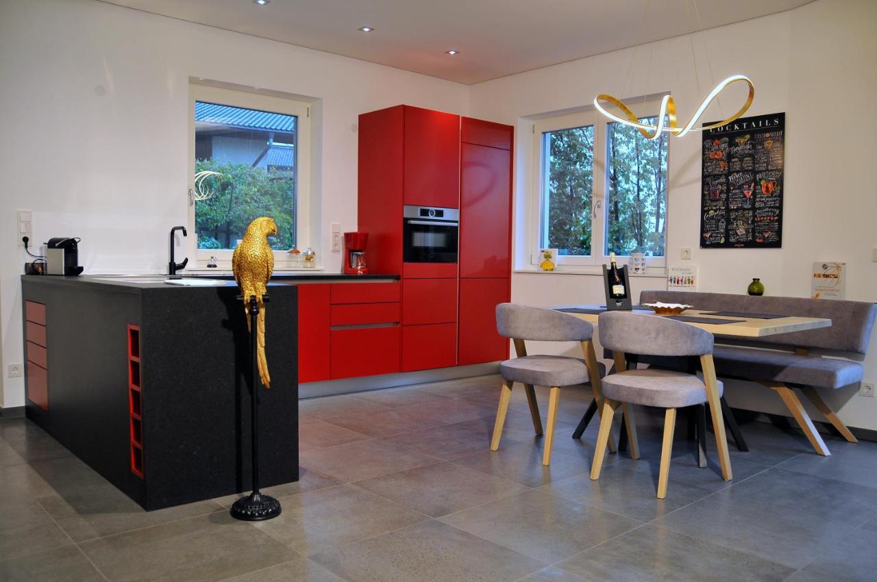 Ruhige Ferienwohnung Mit Garten Und Garage In Privatvilla 말렝고 외부 사진
