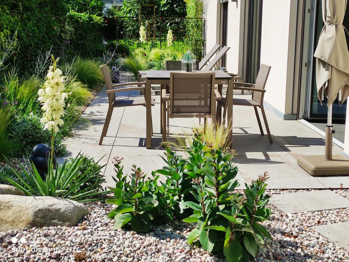 Ruhige Ferienwohnung Mit Garten Und Garage In Privatvilla 말렝고 외부 사진