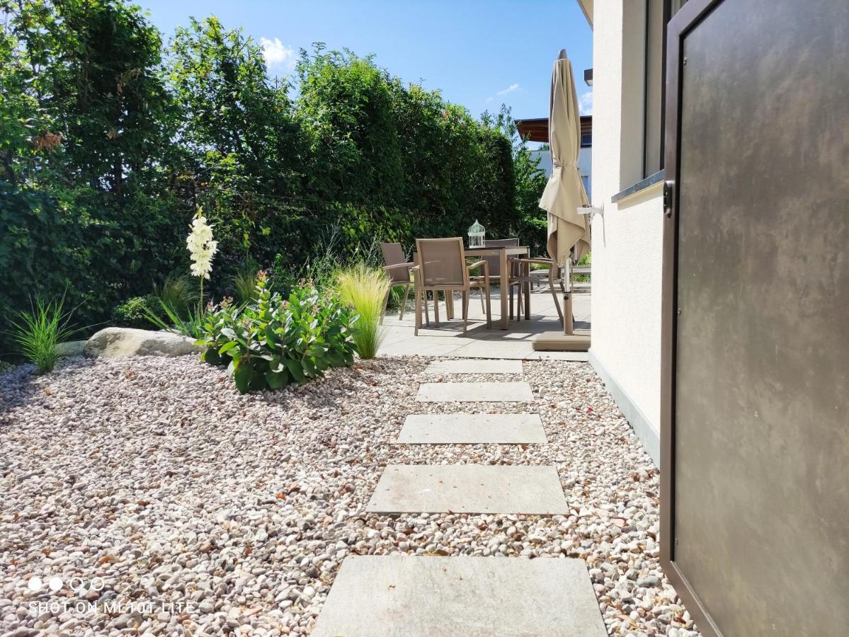 Ruhige Ferienwohnung Mit Garten Und Garage In Privatvilla 말렝고 외부 사진
