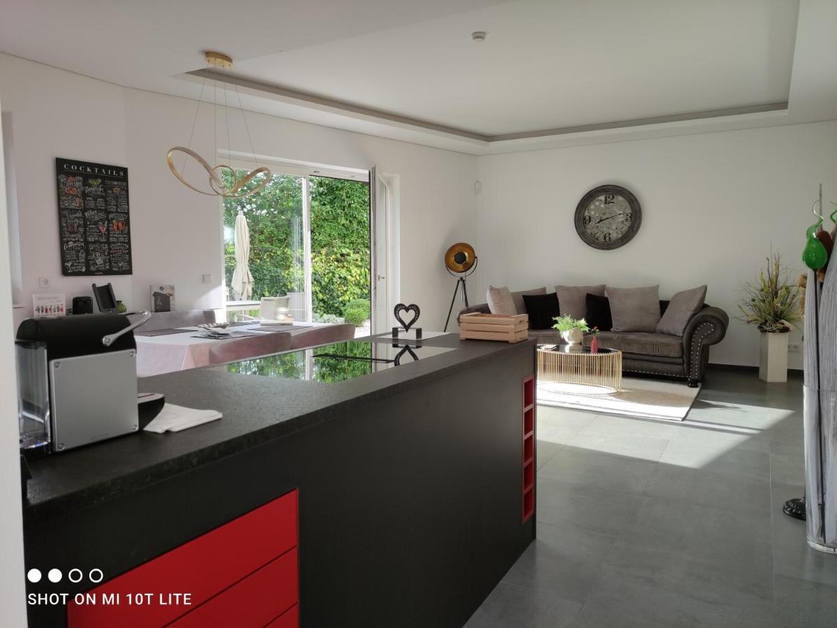 Ruhige Ferienwohnung Mit Garten Und Garage In Privatvilla 말렝고 외부 사진